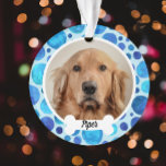 Blaubläschen | Benutzerdefiniertes Hunde Foto Orna Ornament<br><div class="desc">Die ideale Feriendekoration für Hundefreunde in Ihrer Familie! Dieses festliche Ornament präsentiert ein beliebtes Welpe-Foto mit einem individuellen Hundeknochenschild vor einem modernen blauen Blasenhintergrund. Denken Sie daran,  beim Hochladen ein quadratisches Foto zu verwenden.</div>