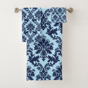 Blaublaue Vintage Blumenstauben auf hellblau Badhandtuch Set