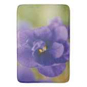 Blaublühende Blume von Violet Saintpaulia Zoomed Badematte (Vorderseite Vertikal)