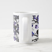 Blaublumen auf Winterbaumkonzept digitale Kunst Jumbo-Tasse (Rückseite)