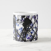 Blaublumen auf Winterbaumkonzept digitale Kunst Jumbo-Tasse (Vorderseite)
