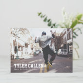 Blaue Abschlussanzeige mit vollem Foto Einladung (Stehend Vorderseite)