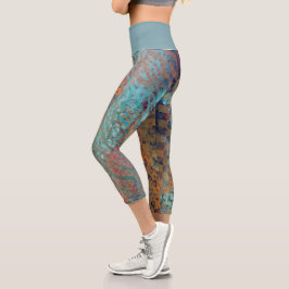 Blaue Abstrakte gemischte Tiere und Zebrahaut Capri Leggings
