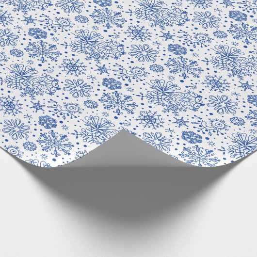 Blaue Abstrakte Weihnachtsschneeflocken Muster Geschenkpapier (Ecke)