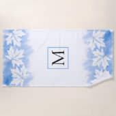 Blaue Ahornblattwasserfarbe und Monogramm Strandtuch (Vorderseite)