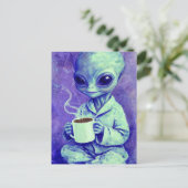 Blaue Alien mit einer Tasse Kaffee Postkarte (Stehend Vorderseite)