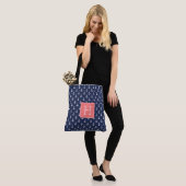 Blaue Anker Muster und Korallenmonogramm Tasche (Am Model)