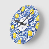 Blaue Aquarell-Limonen-Muster-Monogramm  Runde Wanduhr (Winkel)