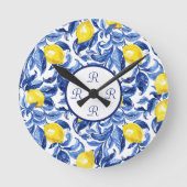 Blaue Aquarell-Limonen-Muster-Monogramm  Runde Wanduhr (Vorderseite)