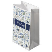 Blaue Aquarell-Monogramm-Wildblume Kleine Geschenktüte (Vorderseite Schrägansicht)