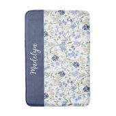 Blaue Aquarell-Wildblumen-Monogramm-Name Badematte (Vorderseite Vertikal)