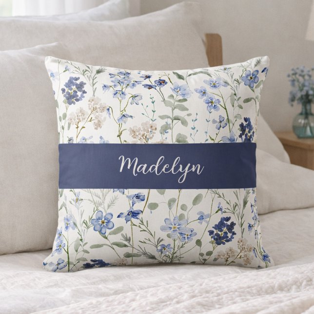 Blaue Aquarell-Wildblumen-Monogramm-Name Kissen (Von Creator hochgeladen)