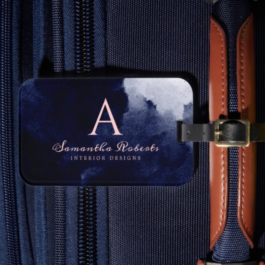 Blaue Aquarellfarbe Rosa Script Monogram Gepäckanhänger (Vorderseite Insitu 4)