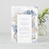 Blaue Aquarellmauer & Muscheln Hochzeit am Strand Einladung (Stehend Vorderseite)