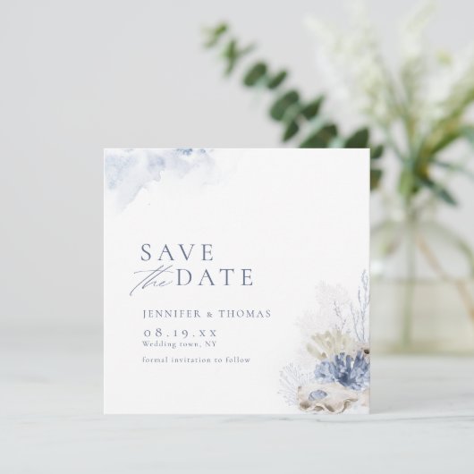 Blaue Aquarellmauer & Muscheln Hochzeit am Strand Save The Date (Stehend Vorderseite)