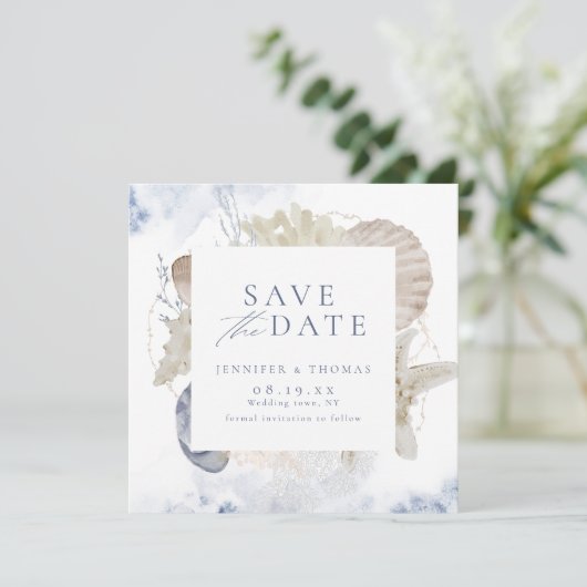 Blaue Aquarellmauer & Muscheln Hochzeit am Strand Save The Date (Stehend Vorderseite)