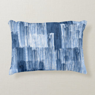Blaue Aquarellstreifen: Geometrisches Muster Dekokissen