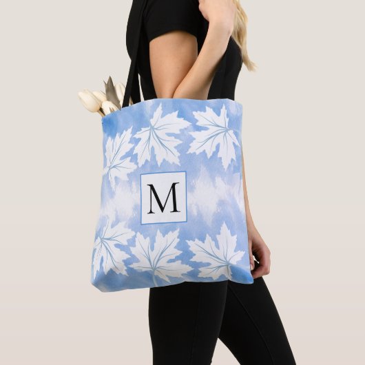 Blaue Aquarellwaschmittel Blätter und Monogramm Tasche (Von Nahem)