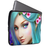 Blaue ätherische Frau mit Blume Laptopschutzhülle (Vorne Rechts)