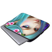Blaue ätherische Frau mit Blume Laptopschutzhülle (Vorne Knopf)