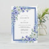 Blaue Ätherische Hochzeitsblumen Einladung (Stehend Vorderseite)