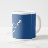Blaue attraktive kalligraphische Liebe Hochzeit Jumbo-Tasse (Vorderseite Rechts)