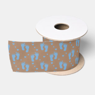 Blaue Babyfußabdrücke auf Braun Satinband