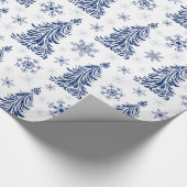 Blaue Baumstruktur und Schneeflockenmuster Geschenkpapier (Ecke)