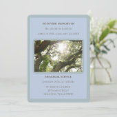 Blaue Beerdigung von Gedächtnisbäumen Einladung (Stehend Vorderseite)