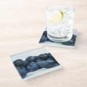 Blaue Beeren auf weißer Tabelle Glasuntersetzer (Schrägansicht)