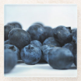 Blaue Beeren auf weißer Tabelle Glasuntersetzer