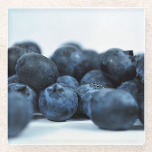 Blaue Beeren auf weißer Tabelle Glasuntersetzer (Vorderseite)