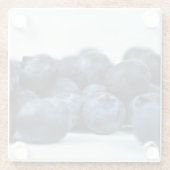 Blaue Beeren auf weißer Tabelle Glasuntersetzer (Rückseite)