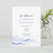 Blaue Berge - Gender-neutral Geburtstagseinladung Einladung (Stehend Vorderseite)