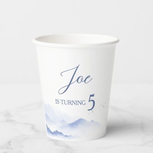 Blaue Berge geschlechtsneutral Geburtstag Pappbecher (Vorderseite)