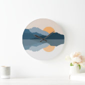 Blaue Berge reflektiert im See Große Wanduhr (Zuhause)