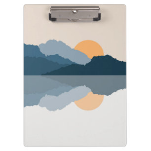 Blaue Berge reflektiert im See Klemmbrett