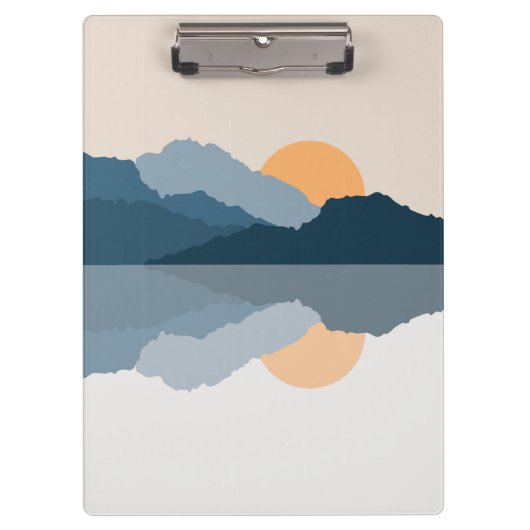 Blaue Berge reflektiert im See Klemmbrett (Vorderseite)