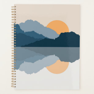 Blaue Berge reflektiert im See Planer