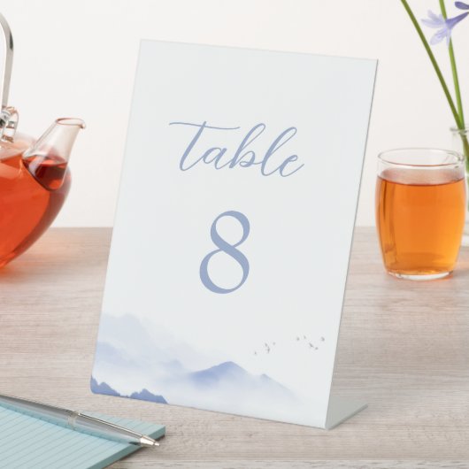 Blaue Berge und Vögel Hochzeitsreise Tischnummer Sockelschild (In Situ)