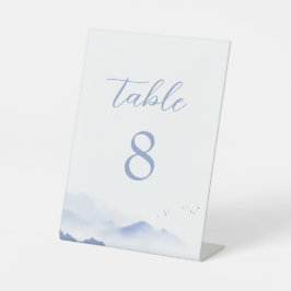 Blaue Berge und Vögel Hochzeitsreise Tischnummer Sockelschild