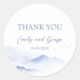 Blaue Berge und Vögel Hochzeitsticker Runder Aufkleber