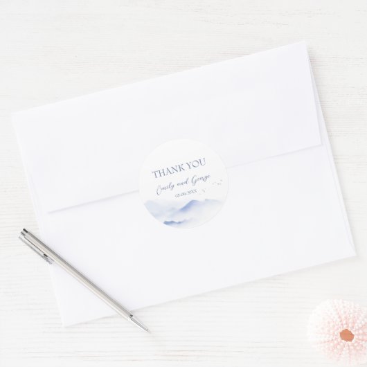 Blaue Berge und Vögel Hochzeitsticker Runder Aufkleber (Umschlag)