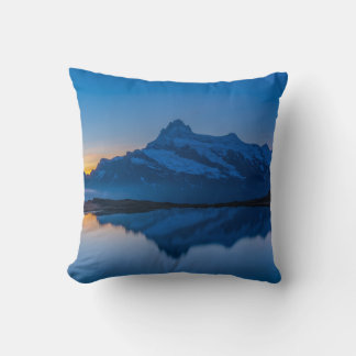 Blaue Bergsonnenuntergangs-Wasserreflexion Kissen