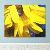 Blaue Biene auf gelber Sonnenblume gezackte Canvas Leinwanddruck (Insitu (Holzboden))