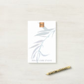 Blaue Blätter metallisches Goldkupfer mit Monogram Post-it Klebezettel (Auf Schreibtisch)