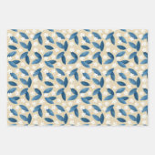 Blaue Blätter und weiße Blume im beigen Hintergrun (Vorderseite)