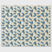 Blaue Blätter und weiße Blume im beigen Hintergrun Geschenkpapier (Flach)