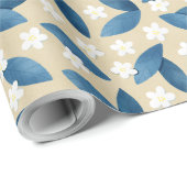Blaue Blätter und weiße Blume im beigen Hintergrun Geschenkpapier (Rolleneckpunkt)