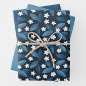 Blaue Blätter und weiße Blume im dunklen Hintergru (Beispiel)